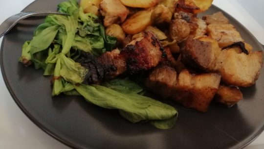 Poêlée de pommes de terre, chou de Bruxelles, mâche et poitrine de porc