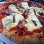 Pizza à l&rsquo;échine de porc fumée et au morbier jeune