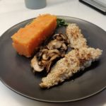 Filets de grondins panés au sésame, purée de carottes et champignons à l&rsquo;ail noir