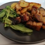 Poêlée de pommes de terre, chou de Bruxelles, mâche et poitrine de porc