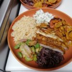 Bowl de légumes et poulet mariné à sec