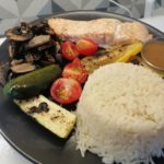 Pavés de saumon riz et légumes, sauce beurre citron à l&rsquo;ail noir